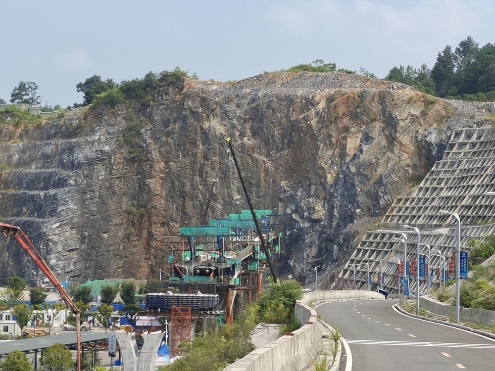 3 城北游客中心顺层高陡边坡.jpg