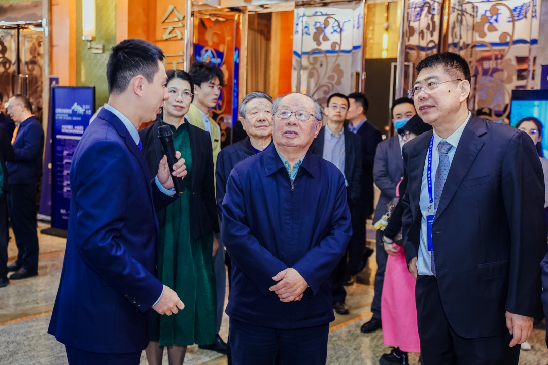 8黄镇东、胡希捷莅临展位.jpg