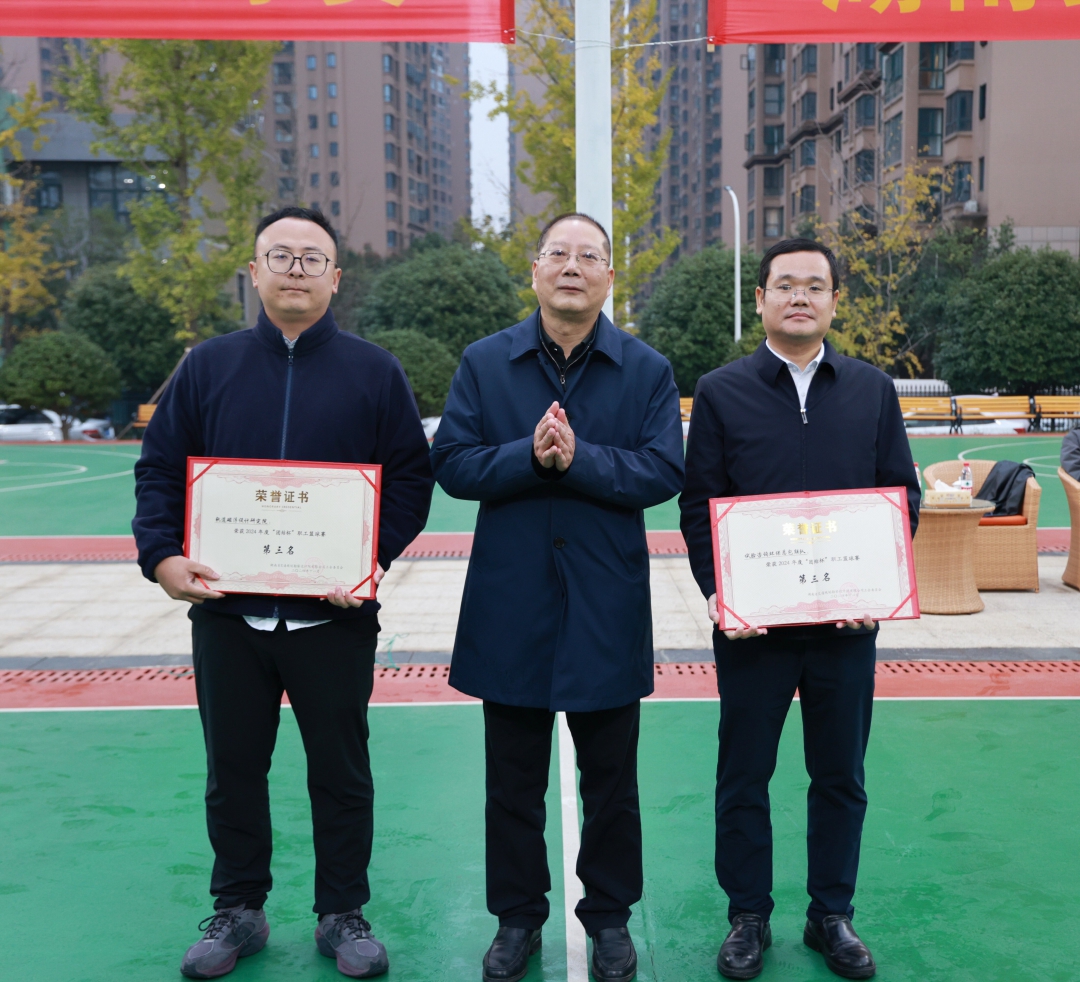 20241126896136.jpg 向董颁奖1.jpg