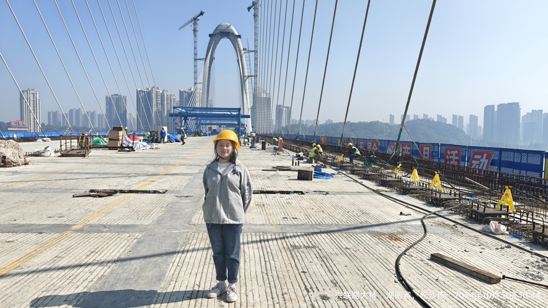 20260309139573.jpg 工程健康安全中心 韦丽琼:韦丽琼投身于兴联路大桥梁健康监测项目的攻坚一线,用专业与坚守为长沙市的交通动脉保驾护航。.jpg