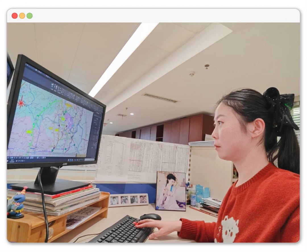 20260309507947.jpg 公路事业部 吴钰洋:她以工位为“战场”,以鼠标键盘为“工具”,用女性特有的细致与严谨,在方寸屏幕间绘制公路交通的宏伟蓝图。这抹温暖的“中国红”,不仅是新春的喜庆,更是她扎根岗位、建功立业的赤诚之心,生动诠释了新时代女职工在平凡岗位上创造不平凡业绩的巾帼风采。.jpg