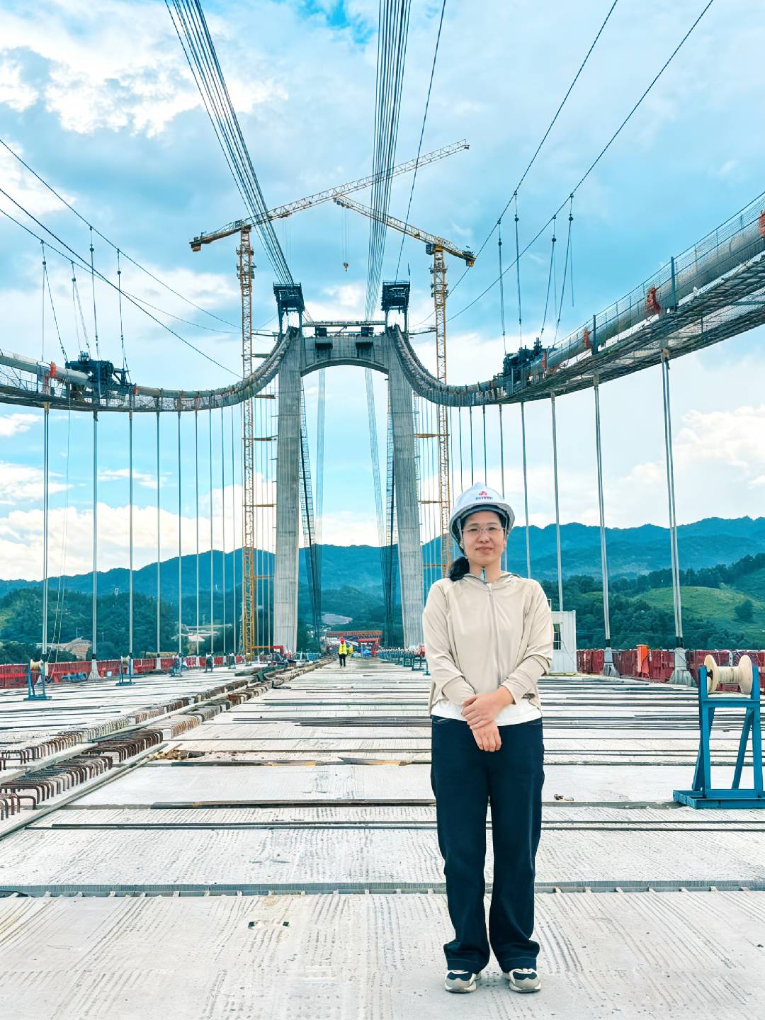 20260309727925.jpg 桥梁院:湖南省在建最大跨度悬索桥洞庭溪沅水特大桥主跨合拢,项目负责人现场合影.jpg